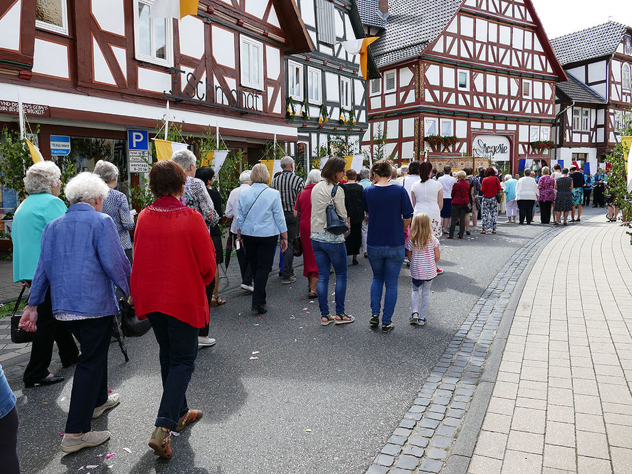 Fronleichnamsprozession durch die Straßen von Naumburg (Foto: Karl-Franz Thiede)